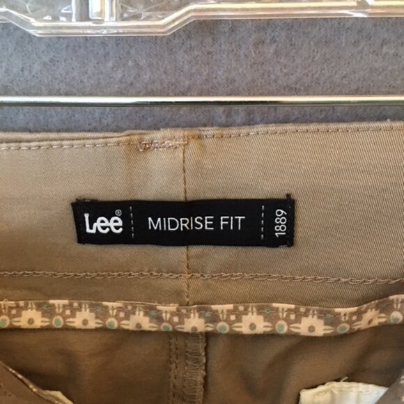 NWT Lee Relaxed Fit cropped pants - khaki colored - 20W - brand new - Picture 7 of 10